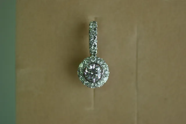 Серьги из золота 750 с бриллиантом