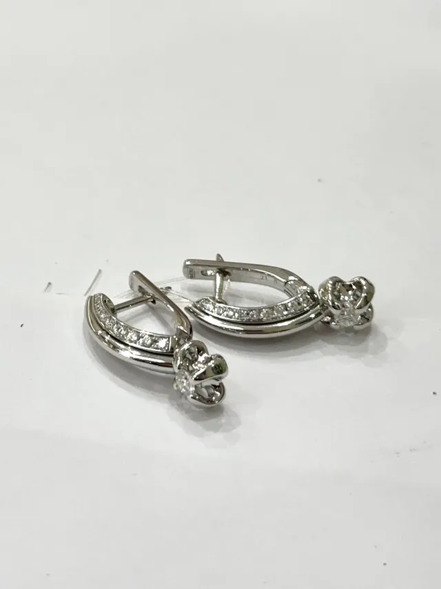 Серьги из золота 750 с бриллиантом