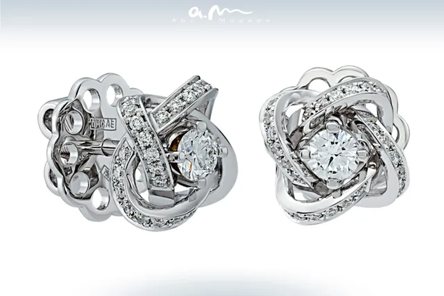Серьги из золота 750 с бриллиантом
