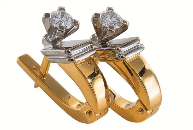 Серьги из золота 750 с бриллиантом