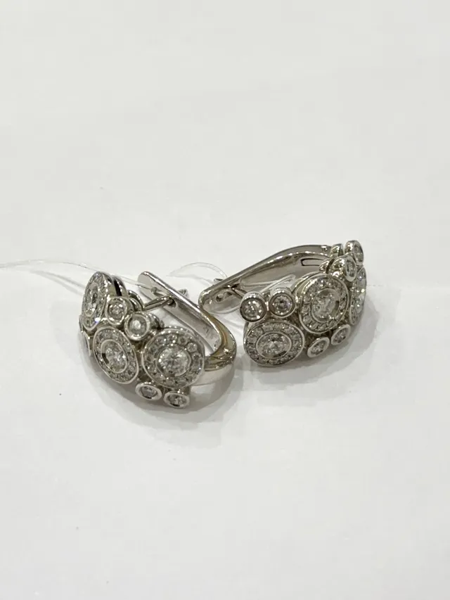 Серьги из золота 750 с бриллиантом