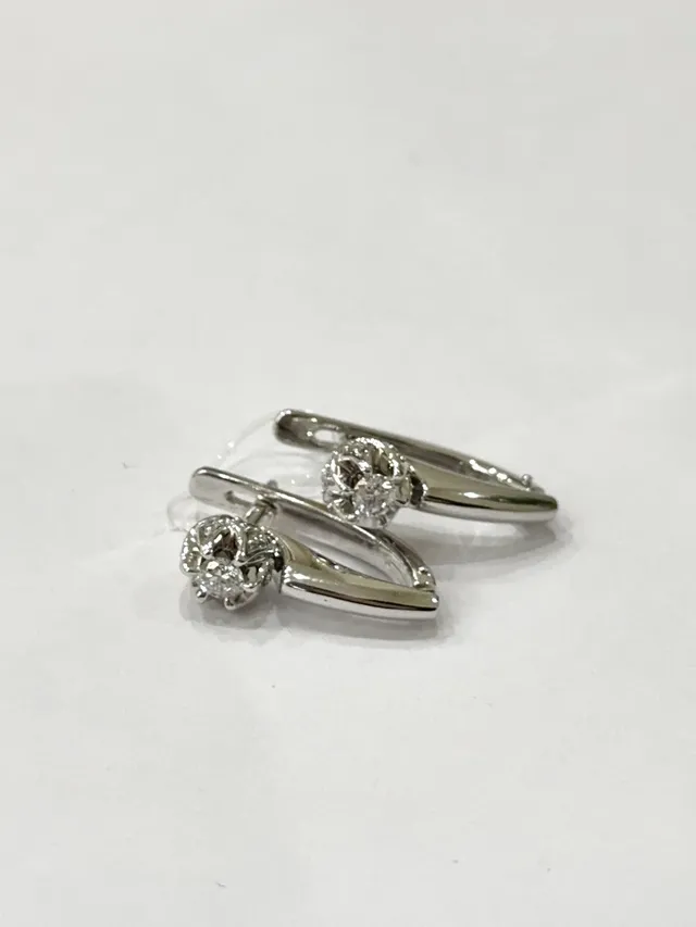 Серьги из золота 750 с бриллиантом